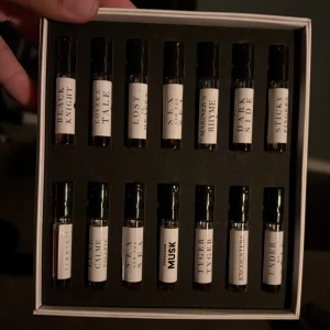 Francesca Bianchi Discovery Set - Upptäck 14 unika doftprover från Francesca Bianchi i ett stilrent Discovery Set. Perfekt för dig som vill testa olika parfymer och hitta din favorit. Setet innehåller små flaskor med spännande namn, alla sprayade ett fåtal gånger 800kr nypris mitt pris 500kr kontakta vid minsta fråga 🙌👋🏼😊