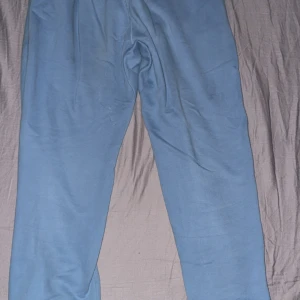 Cortiez byxor ljusblå, Storlek M - Corteiz byxor i ljusblå färg snvönt ett par gånger den sitter större än vanligt.
