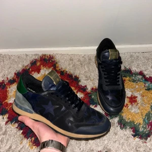 Valentino rockrunner - Tja, säljer nu dessa feta rockrunner i stolek 43 men som även passar 44(skriv för innermått vid osäkerhet) i väldigt bra skick. Perfekta nu inför höst och vinter. Vid köp medkommer box. Hör gärna av dig vid eventuella frågor!🙌🏻