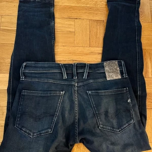 Replay anbass - Replay anbass i mörkblå tvätt, slim fit med riktigt fet tvätt! Storlek W31 L32 passar perfekt från 175-183, använda men i fint skick. Nypris: ca 1200kr mitt pris:349. Hör av er vid frågor!