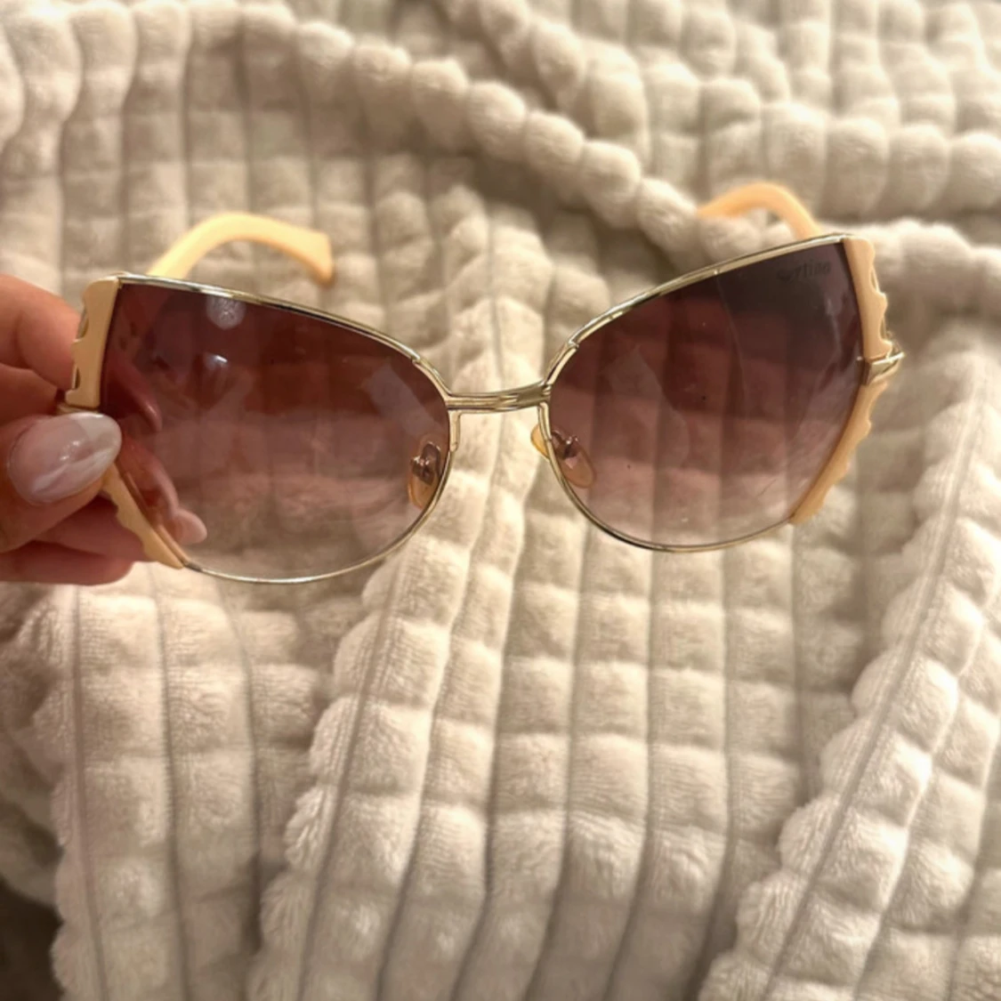 Guldiga solglasögon med scallop-detalj - 1