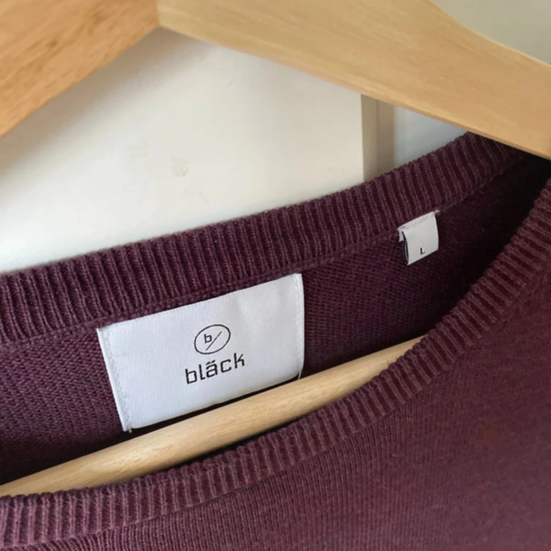 Vinröd stickad tröja från Bläck (prisförslag) - 1