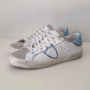 phillipe model skor  - Tjenare! Säljer Dessa sjukt snygga och välkända Phillipe model skorna i jätte bra skick! | Skick 10/10 || självklart äkta!✅ ( Storlek 38 ) ] Original pris: 3999kr Använda 2 veckor😄 så väldigt nya och fräscha! Inget og tillkommer via köp.