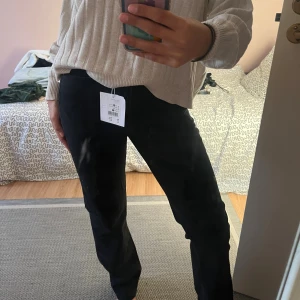Svarta raka jeans med hög midja - Fina svarta straight leg jeans, stl W25 L34 skulle säga S. Helt nya jeans med prislappen på, köpta från BikBok för 599kr😊