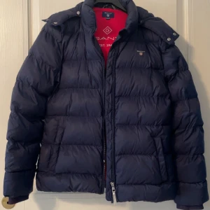 Gant jacka  - I mycket fint skick, storlek 158/164. Använd ett fåtal gånger 