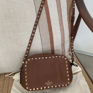 Valentino väska  - Säljer nu min äkta valentino väska, älskar den men kommer tyvärr inte till användning. Är i bra skick knappt använd. Kommer med dustbag. 