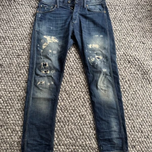 Jack & Jones Jeans - Riktigt snygga Jack & Jones jeans med slitngar! Finns inga tydliga tecken på användning och jag anser att de är så gott som nya! Hör av dig vid frågor🤝