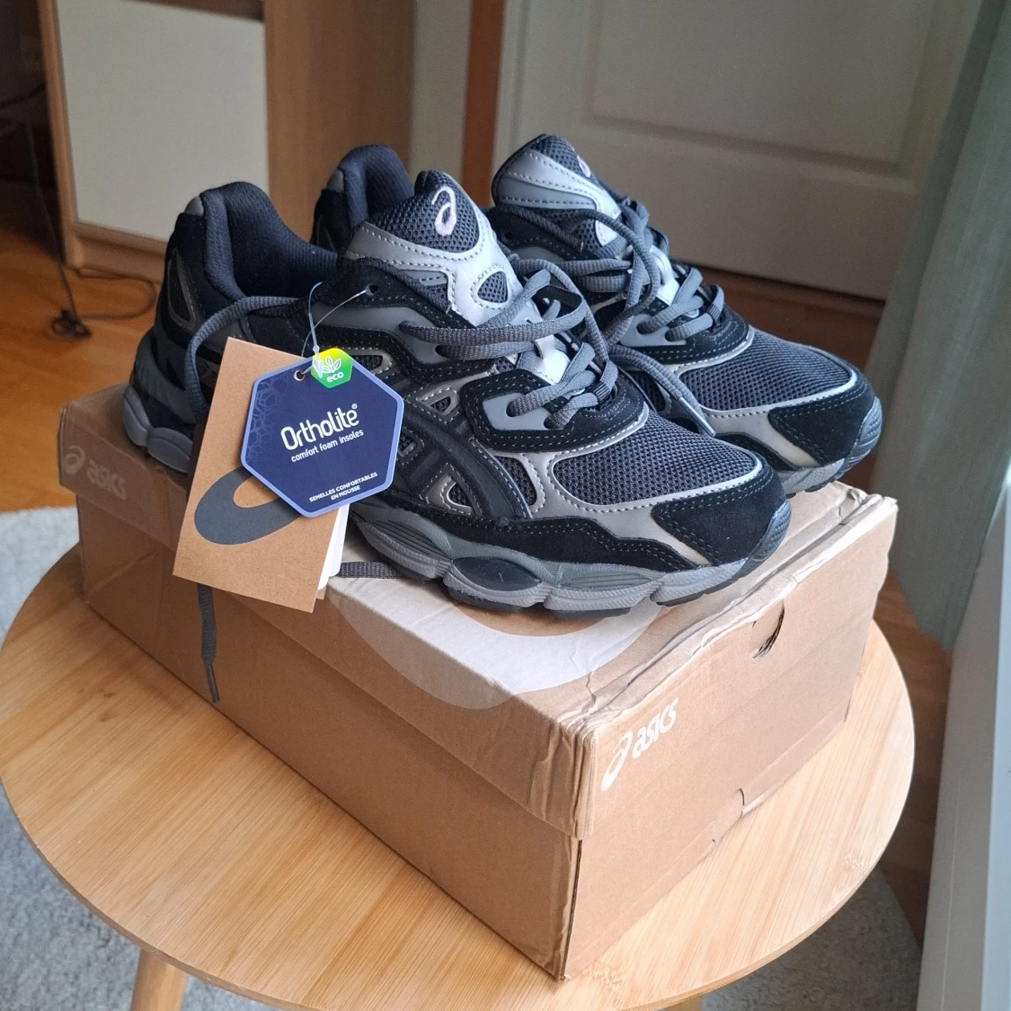  Asics Gel NYC black, de är 42.5 men de är små I storlek