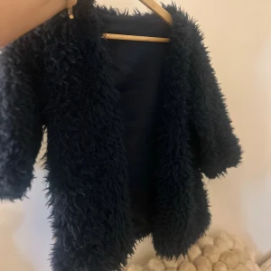Mörkblå pälsjacka med trekvartsärm - Mysig svart pälsjacka med fluffigt material och trekvartsärmar 💙