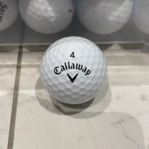 Blandade golfbollar (Callaway, Srixon, Wilson)  - Stort parti med ca 40 blandade golfbollar från kända märken som Callaway, Srixon och Wilson. Bollarna är begagnade men i gott skick, vissa med mindre slitage. Perfekt för träning eller fritidsspel eller banspel.                                               Wilsson - 4kr st      Callaway - 11kr st     Srixon - 9kr st