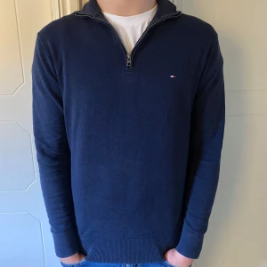 Marinblå half zip-tröja Tommy Hilfiger - Snygg marinblå långärmad tröja från Tommy Hilfiger med half zip och liten logga på bröstet. Tröjan är bomull. Ny pris på denna ligger på ca 1800-2000kr. Inga defekter fint skick😁 pris diskutabelt vid snabb affär