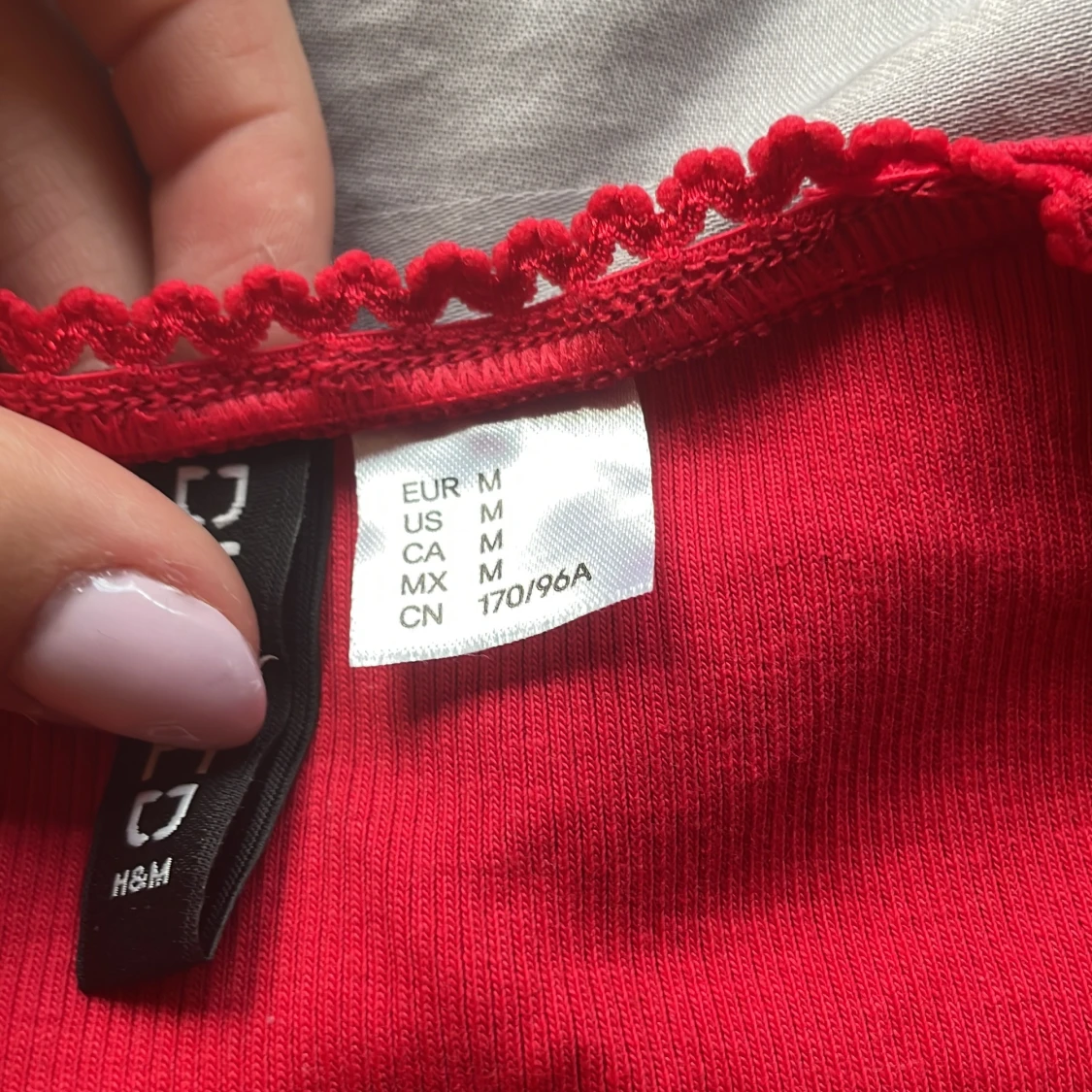 Röd topp med v-ringning från H&M - 3