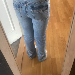 Ljusblå jeans  - Ljusblå jeans från lager 157 i storlek XS och kort längd. Bootcut och normal passform. Jeansen har snygga sömmar och silverfärgade knappar. Jag är 157 cm och dom är 2 cm lång på mig ungefär. Ordinarie pris 400 jag säljer för 150 kr!!💓