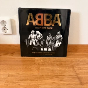 ABBA The Photo Book - En exklusiv fotobok fylld med över 600 unika och klassiska bilder på ABBA. Perfekt för dig som älskar musik, retrostil och vill dyka in i pophistoriens mest ikoniska ögonblick. Inspireras av bandets energi och stil genom fantastiska fotografier.