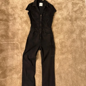 Svart jeans jumpsuit med dragkedja - Snygg svart jumpsuit i jeansmaterial