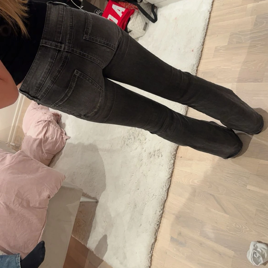 Svarta bootcut jeans med låg midja från Gina - 1