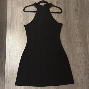 Svart klänning  - Stilren svart kort klänning 