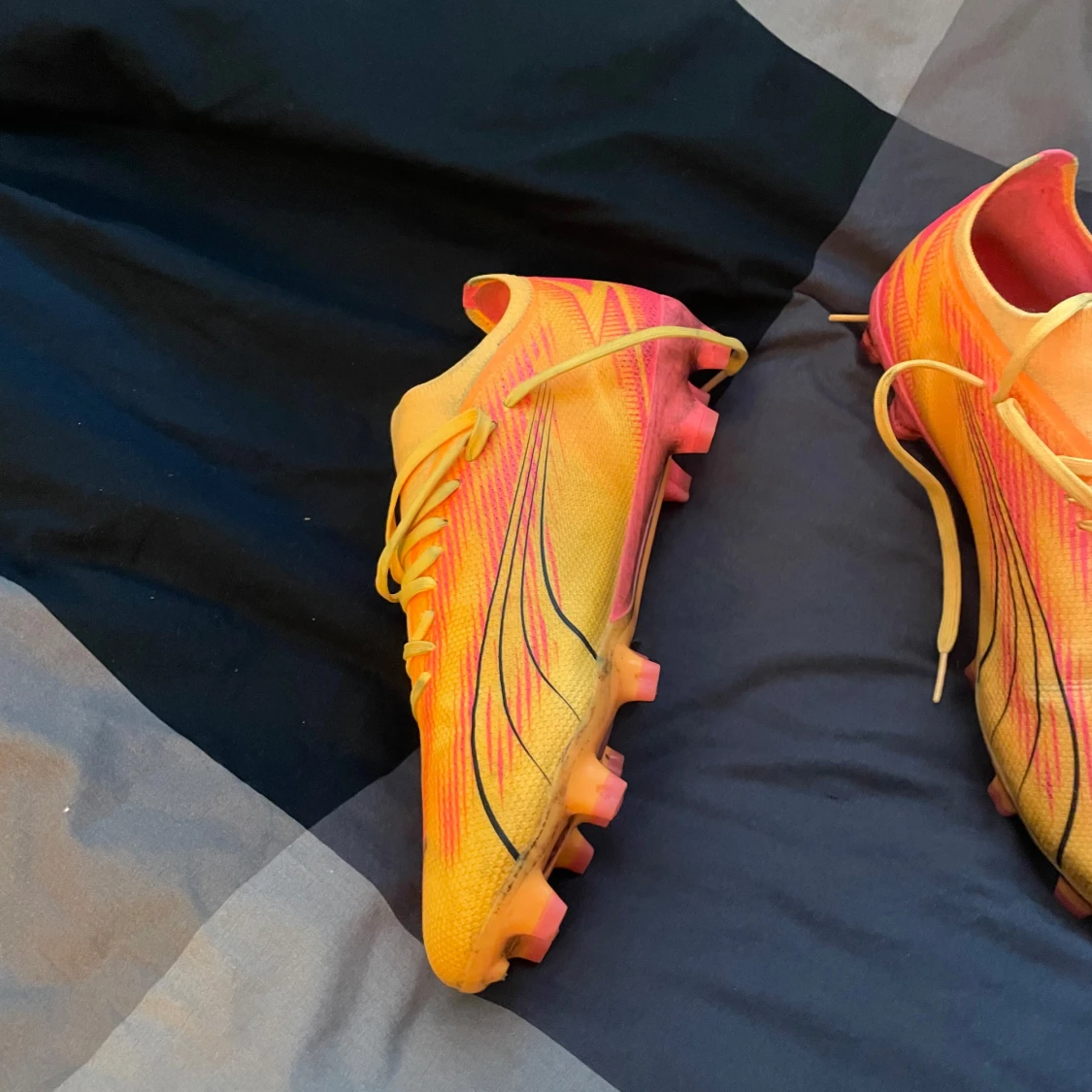 Gula och rosa Puma fotbollsskor - 2