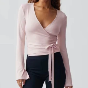 Ljusrosa omlottopp med knytband - Supersöt ljusrosa omlottopp från Gina Tricot med långa ärmar och knytband i midjan. Toppens v-ringning och mjuka material ger en snygg look, skriv gärna för frågor!!❤️❤️