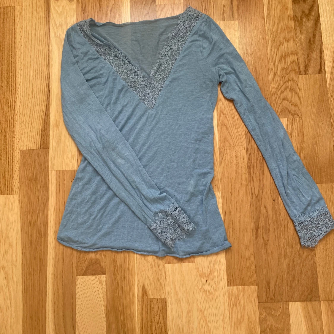 Ljusblå långärmad topp med spets - 3