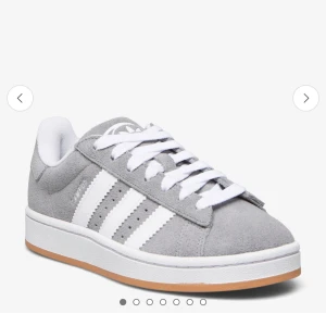 Intressekoll på Grå Adidas Campus sneakers  - Endast använda 2gånger så i princip som nya! Storlek 38,5. Kartong medföljer