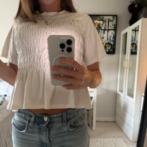 Vit blus med volang!! - Supersöt vit blus som har varit trendig!! Kom tyvärr aldrig till användning därav säljs den!