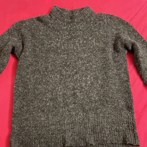 Grå stickad polotröja från 157 - En gråa stickad tröja som har använts ett par gånger, Köpt från lager 157.