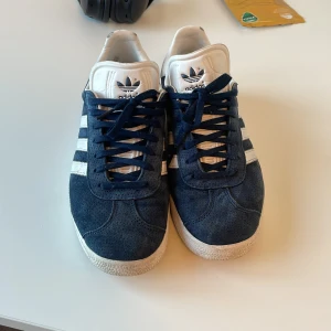 Adidas Gazelle mörkblå sneakers mocka - Supergoa döjjor. Sparsamt använda  Mvh 