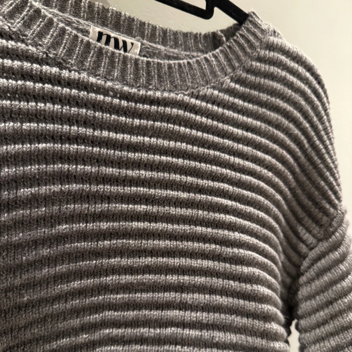 Grå ribbstickad tröja - 2