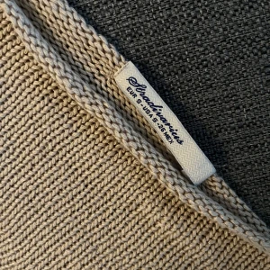 Beige stickad tröja Stradivarius S - Säljer en stilren beige stickad tröja från Stradivarius i storlek S. Tröjan har lång ärm, rund halsringning och ribbade muddar vid ärmslut och nederkant. Perfekt för lager-på-lager och enkel att matcha med jeans eller kjol.