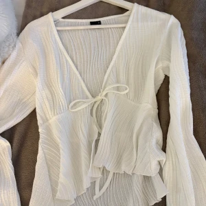 Vit topp - Helt oanvänd vit topp från Gina! 