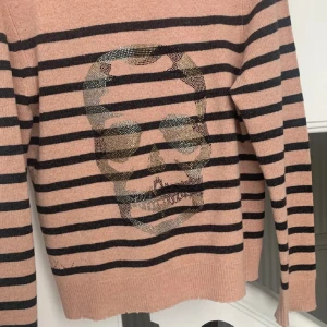  Zadig & Voltaire tröja  - Storlek XS men passar upp till M. Nypris ca 3.200 kr och endast använd fåtal gånger. Cashmeremix🙃