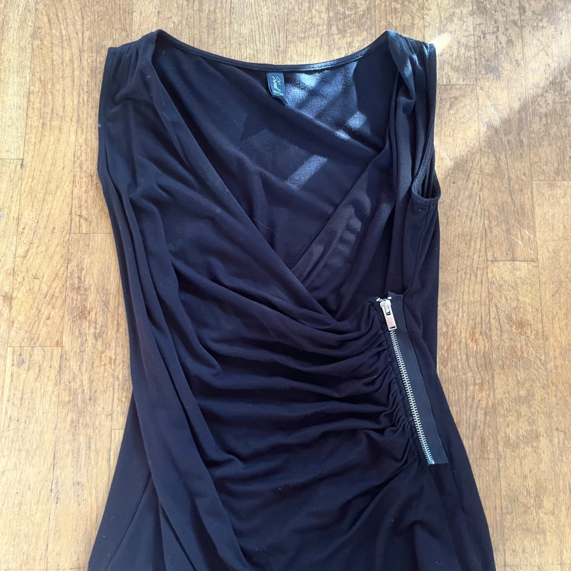 Svart omlottopp från Kaul Edition