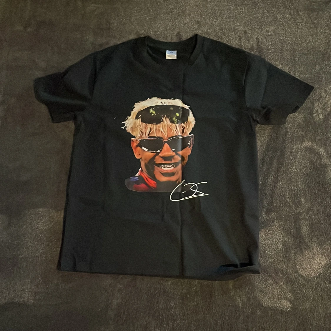 Svart t-shirt med tryck och signatur