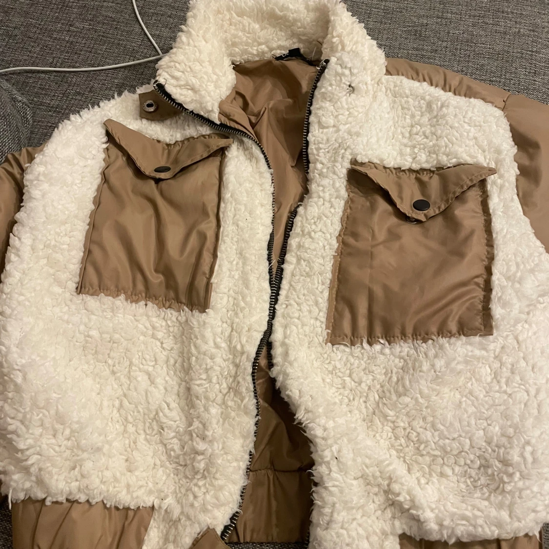 Beige teddyjacka från Boohoo