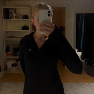 träningsjacka - Träningsjacka/tröja från soc, använd få gånger. Finns två fickor + innerfickor samt luva❣️