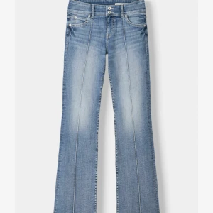 Jeans  - Blåa jeans från Bershka ( namn : Jeans Bootcut)  , köpte för 400kr, använda en gång och kommer inte till användning. Skickar såklart egna bilder också om du vill ha! 🥰 