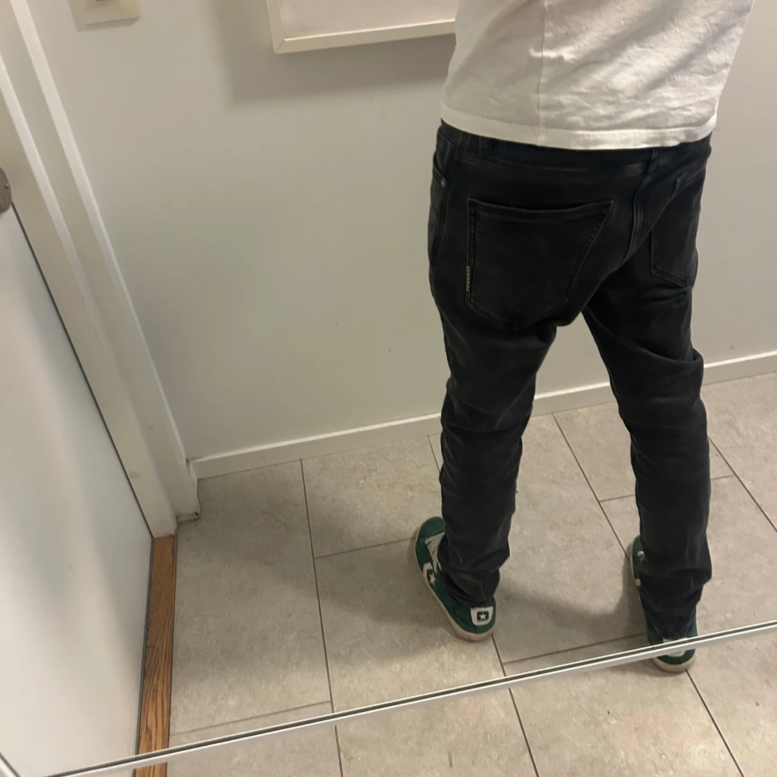 Svarta jeans med tapered fit - 1