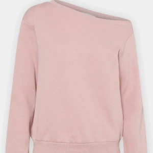 Ljusrosa off shoulder sweatshirt  - Supermjuk ljusrosa sweatshirt från Even&Odd med bred ribbad mudd nertill. Tröjan är offshoulder och i storlek xs. Aldrig använt den så i nyskick, säljer då jag har andra liknande plagg!💗💗