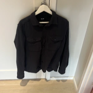 Overshirt från Only & Sons - Mörkblå overshirt som passar till allt den är även i bra skick 