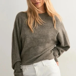 Sleeve focus knit sweater - Säljer denna stickade tröja i en så fin färg från Nelly. Endast använd en gång! Nypris 399kr.