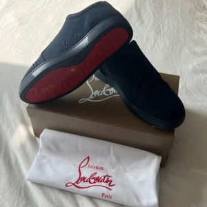 Christian Louboutin sneakers marinblå - Christian Louboutin sneakers marinblå i storlek 43. Skorna är aldrig använda. Dustbag och låda medföljer. 
