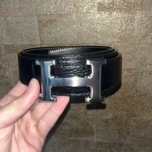 Svart bälte h spänne - 110cm, 5 hål, oanvänd, silver, svart
