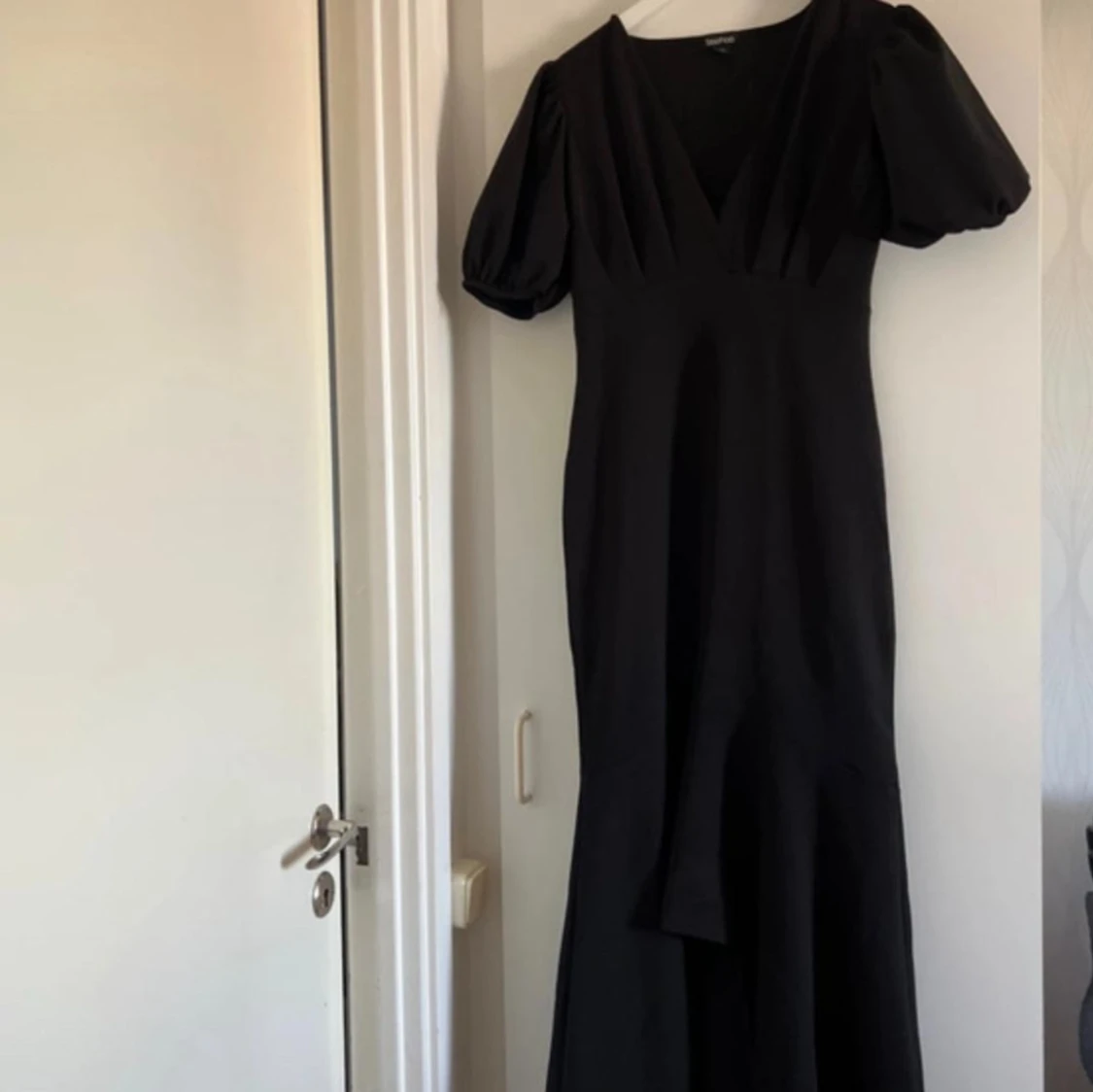 Svart långklänning med puffärm - 1