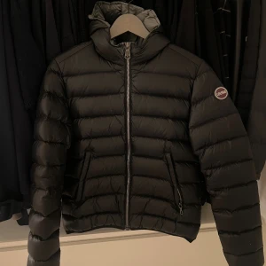 Höst/vinter jacka  - Säljer min jacka från Colmar då jag endast använt den tre gånger. Den är i storlek 42 men passar mig som har 34-36 i storlek. Köpt för 5000kr, skriv om du har några funderingar💓