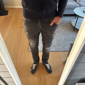 Jack & Jones Slim Fit Jeans - Säljer dessa assnygga jeansen från Jack & Jones i modellen Slim ”Glenn”! Säljer de då de tyvärr inte passade mig. Modellen på bilden är ca 180cm men jeansen kan passa någon lite längre också! De har feta slitningar på båda byxbenen som gör just detta paret unika och riktigt feta. Tveka inte på att skriva om du har några frågor eller funderingar💯