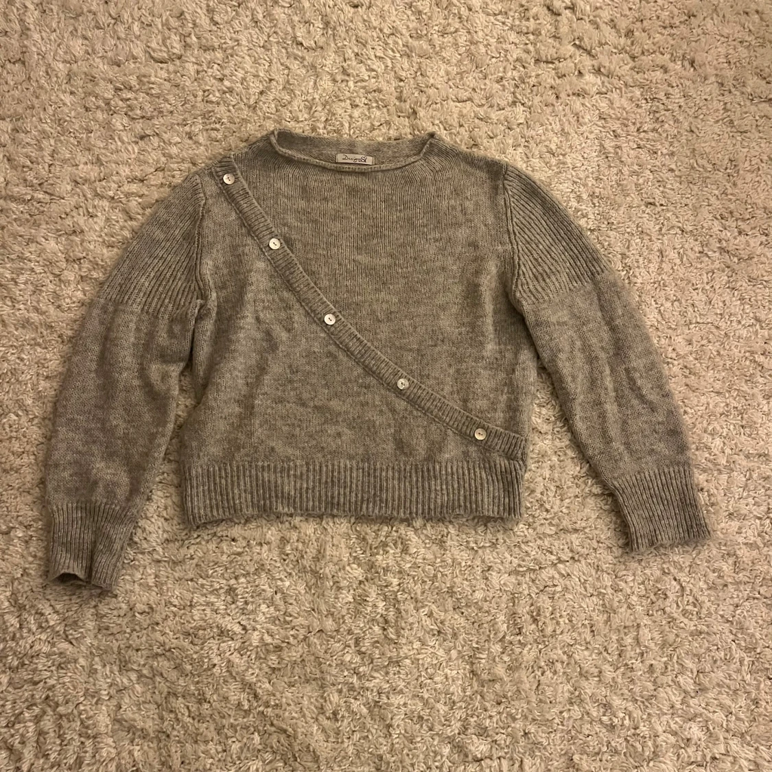 Grå stickad tröja med knappar Design by Si