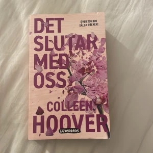 Det slutar med oss - En gripande berättelse om Lily som flyttar till Boston för att följa sina drömmar. Hon möter Ryle, en känslig men envis kirurg, och tvingas konfrontera sitt förflutna när hennes första kärlek dyker upp igen. Perfekt för dig som gillar starka känslor och relationer.