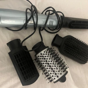BaByliss varmluftsborste med 3 tillbehör - BaByliss varmluftsborste med tre utbytbara borsthuvuden för styling och volym. Fungerar utmärkt och är i gott skick med mindre bruksspår. Perfekt för att skapa olika frisyrer hemma. Enkel att använda och passar de flesta hårtyper.