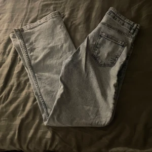 Jusblå  mom jeans från Moonart - Snygga grå mom jeans från Moonart med klassisk femficksdesign och raka ben. Jeansen har hög midja och är tillverkade i mjukt denimtyg. Perfekta för en avslappnad och trendig look.💗💗